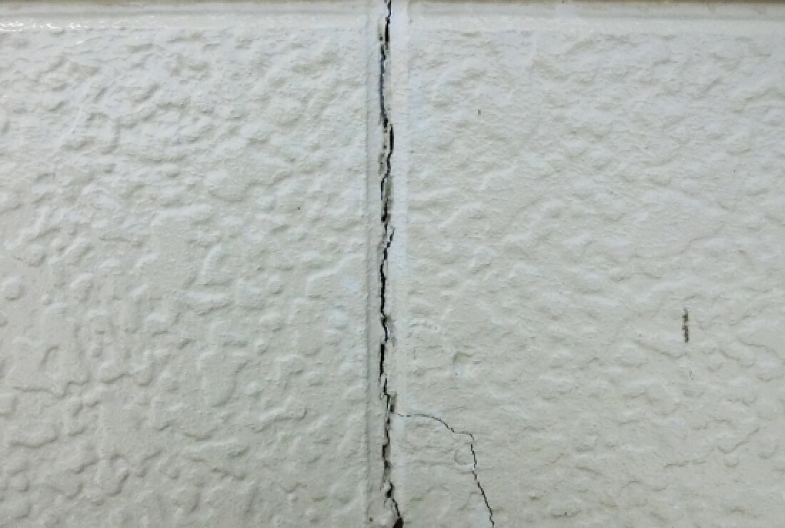 ひび割れが少しある